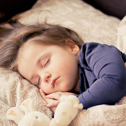  une maman avec son bébé pharmacie Rivoli